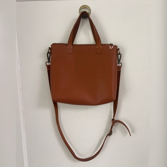 FEED Eleanor Crossbody Bag
Medium-sized crossbody leather bag with zipper $158 - Picture 7 of 8